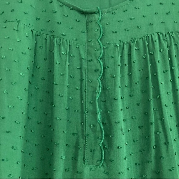 ANTHROPOLOGIE Maeve green raised Swiss dot pattern scalloped hem blouse. Size 2 - Picture 6 of 9